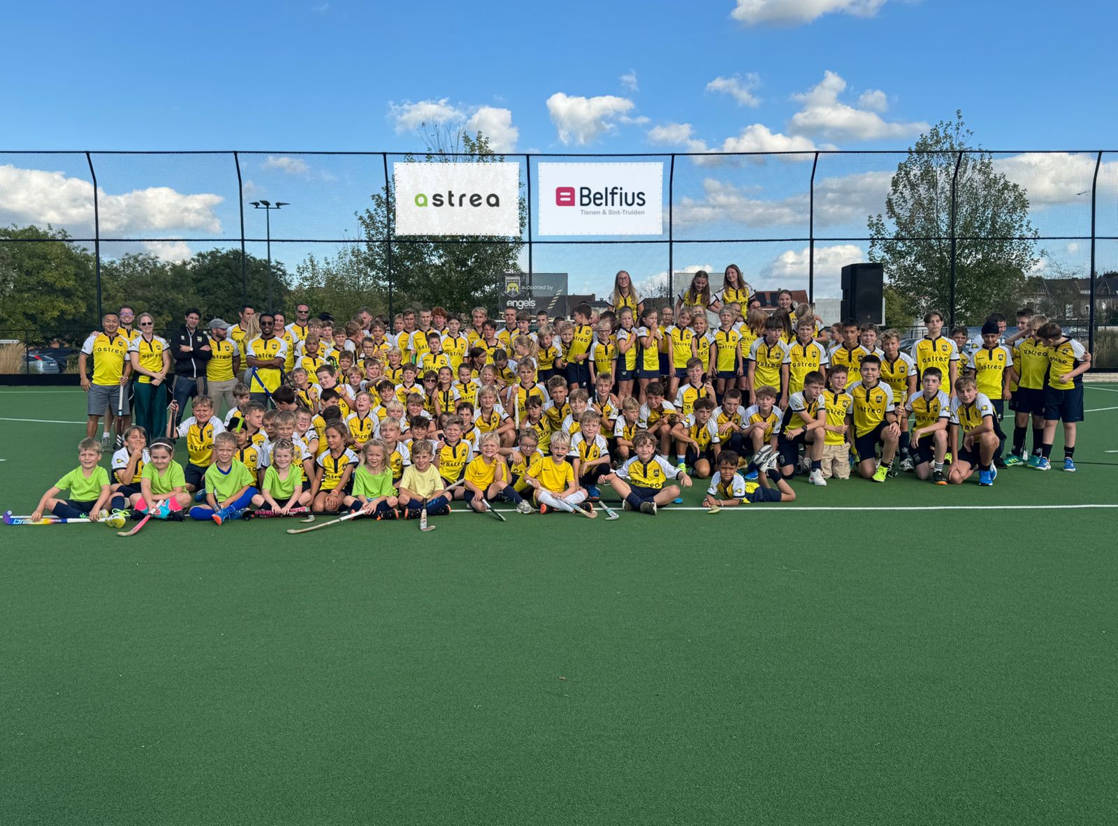 Alle spelers van Hockey Club Sint-Truiden op het veld